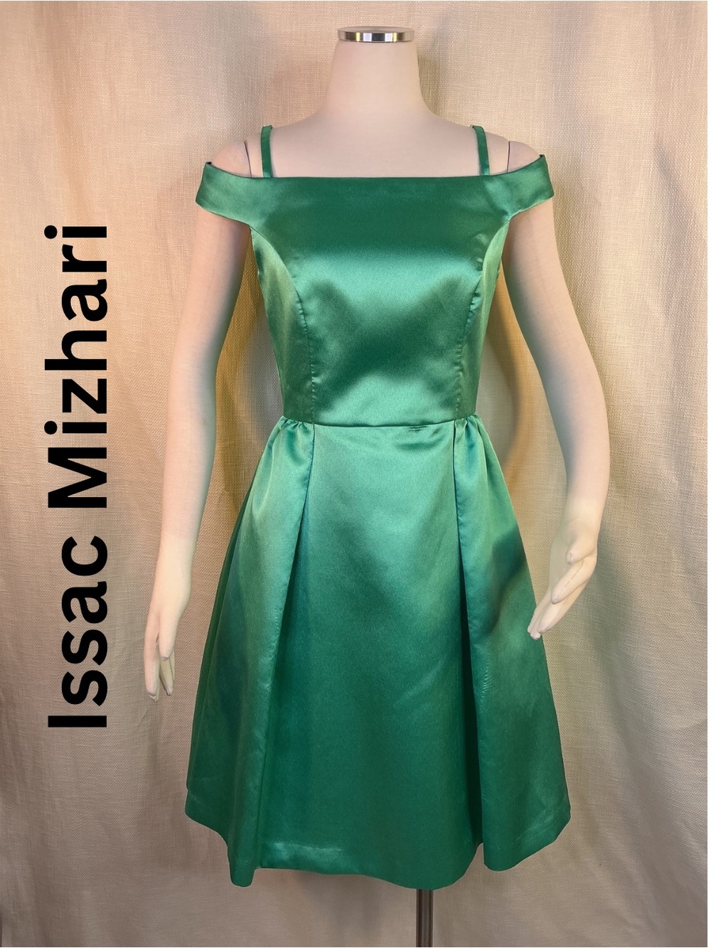 This Isaac Mizrahi New York dress features a gorgeous emerald/jewel green satin